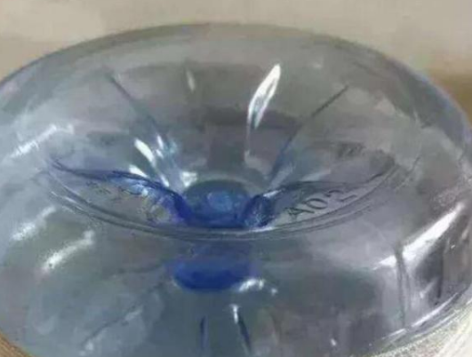 細節(jié)決定成敗,解密為何因飲料瓶瓶底不是平的